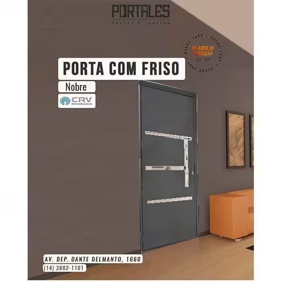 Porta de giro Nobre Black - Lambri com friso e puxador oval
